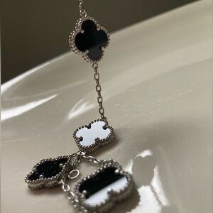 🔥 Clover Motif Bracelet S925 Silver Black Shell - Symbol of Luck & Elegance